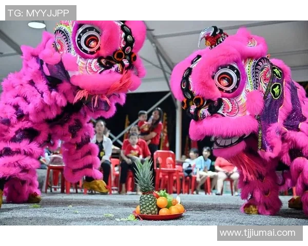 足球明星亲临现场欣赏中国传统舞狮表演展现文化魅力与激情碰撞
