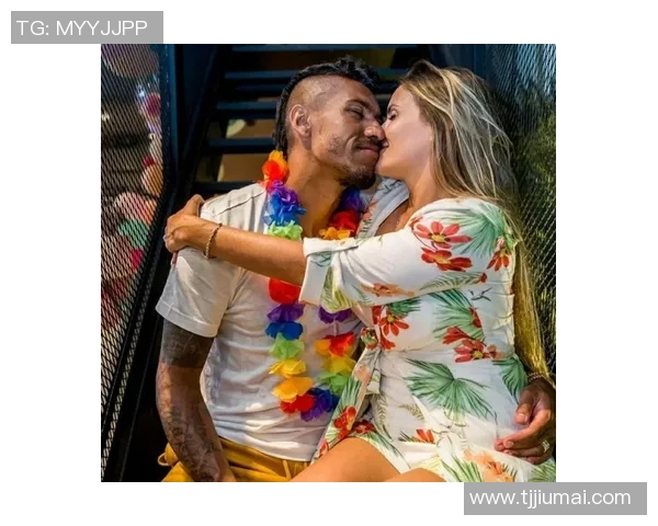 足球明星与爱妻甜蜜合影展现幸福生活瞬间引发网友热议