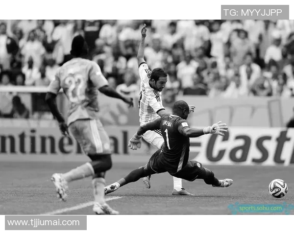 足球明星背影孤独无助的瞬间展现了辉煌背后的落寞与挣扎